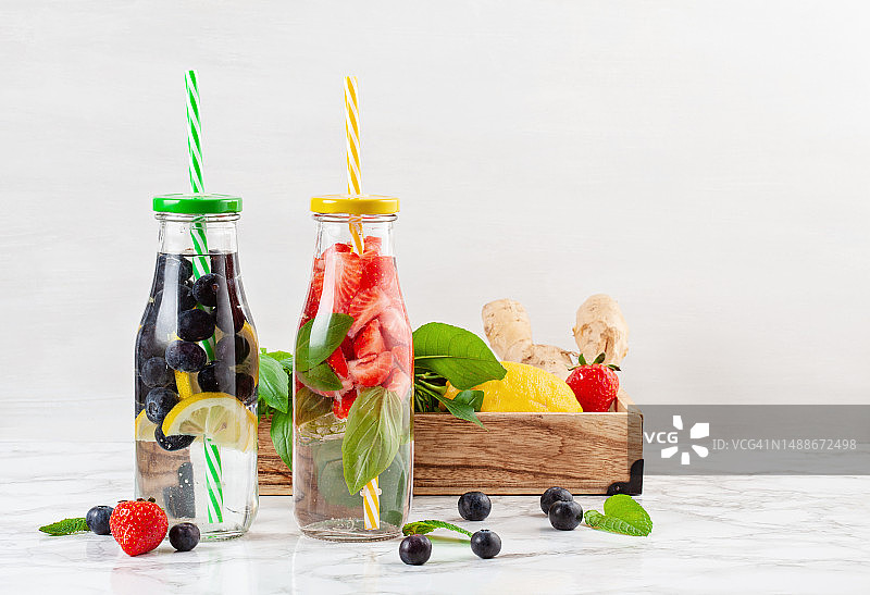 香草和水果味的浸泡水，夏日清凉饮料，罗马尼亚图片素材
