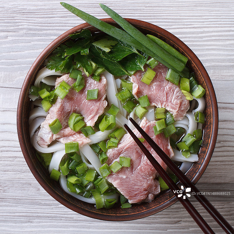 亚洲汤越南牛肉，米粉和蔬菜特写俯视图图片素材