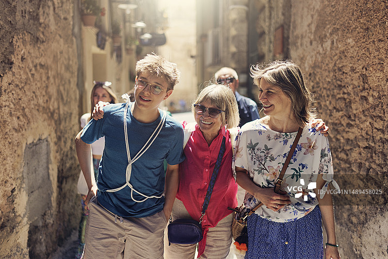 多代同堂的家庭漫步在特罗佩亚一条迷人的狭窄街道上图片素材