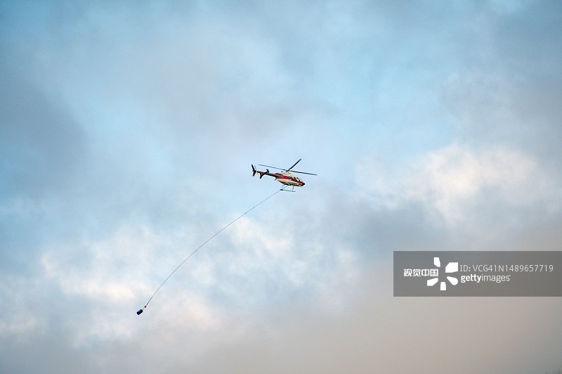 加拿大阿尔伯塔省路易斯湖班夫国家公园上空的消防救援直升机和直升机图片素材