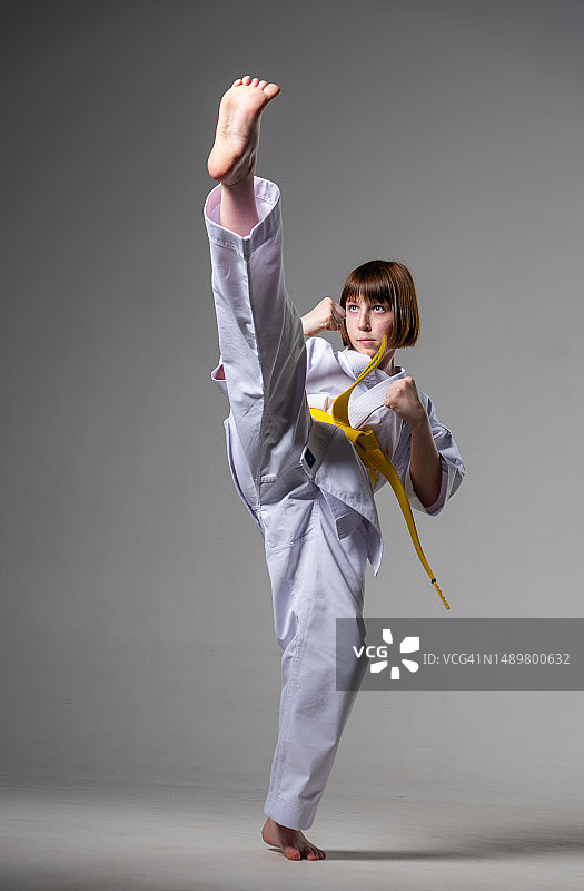一个空手道女孩穿着和服训练拳打脚踢图片素材