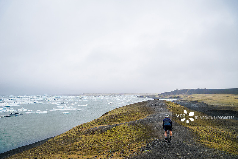 在冰岛骑自行车和跑步，冰岛图片素材