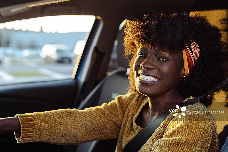 一个兴高采烈的非裔美国女司机的画像图片素材