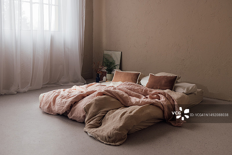 舒适的极简主义卧室，地板上有床垫图片素材