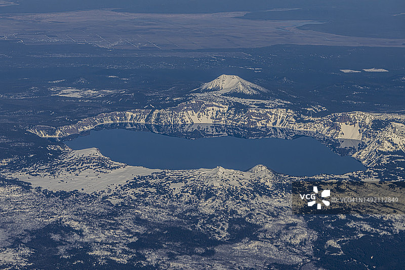 鸟瞰图-火山口湖和反射图片素材