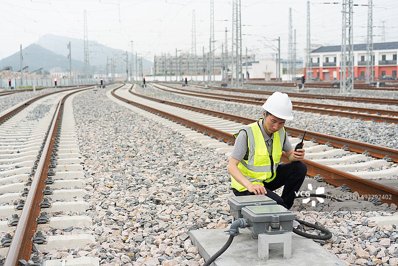 亚洲的铁路工人正在做铁路维护工作图片素材