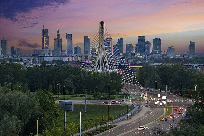 日落时华沙市中心的鸟瞰图图片素材