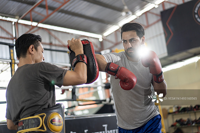 两名泰拳运动员在训练图片素材
