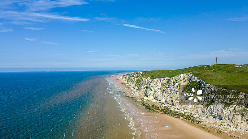 法国埃斯卡莱斯，蓝天映衬下的海滩美景图片素材