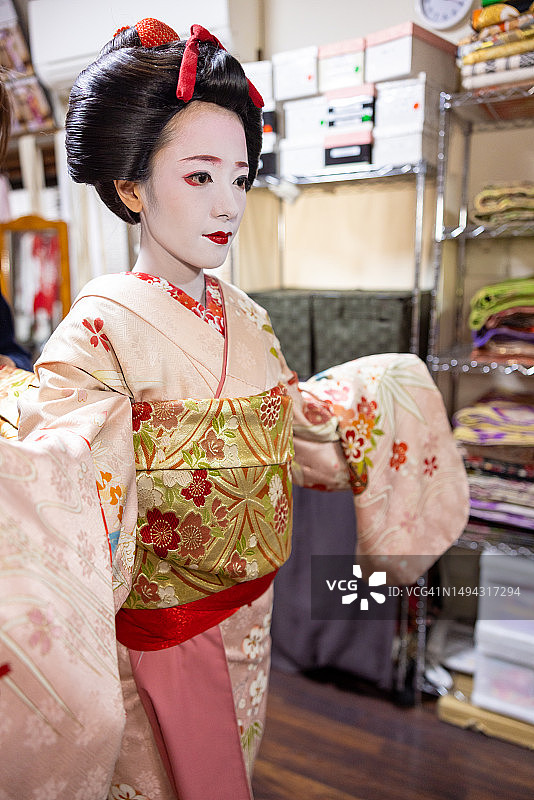 日本舞妓正在穿衣服图片素材