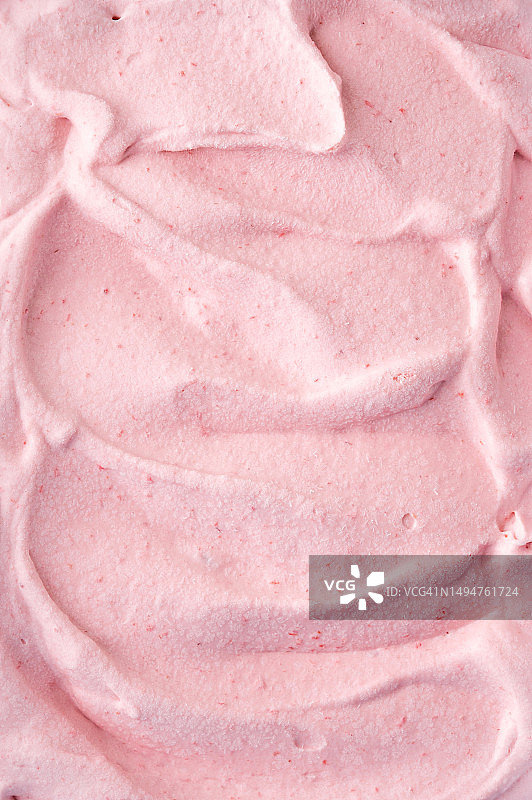 草莓冰淇淋配勺子。冰淇淋食品背景。特写，俯视图。图片素材