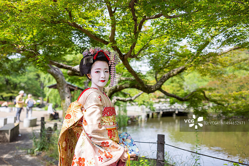 站在京都祗园公园里的日本舞伎肖像图片素材