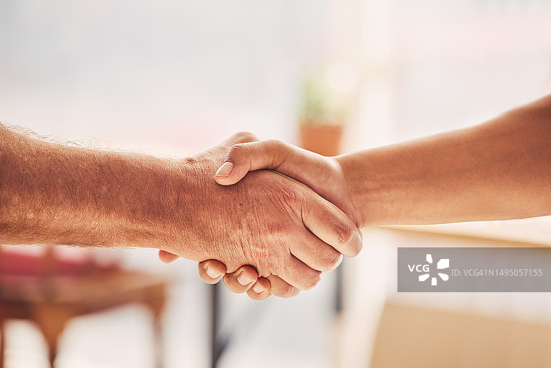 握手，与团结和团队的伙伴关系和协议，入职和招聘人员。握手，信任和招聘用感谢或祝贺，合作用会议图片素材