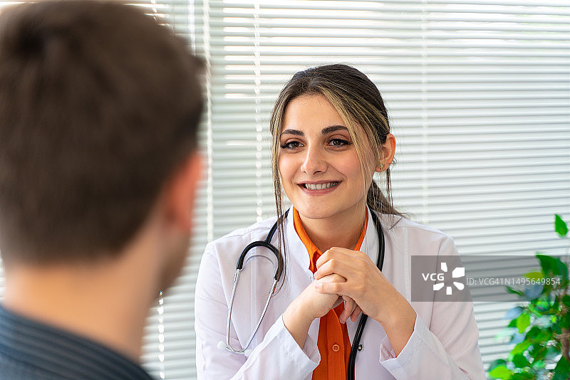 女医生为病人提供建议并解释医学信息和诊断图片素材