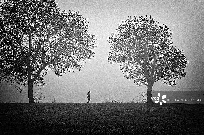 一个人走在雾天图片素材