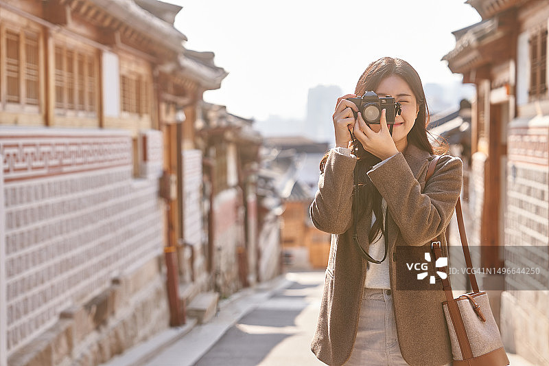 韩国，女人，一个人，北村，走路图片素材