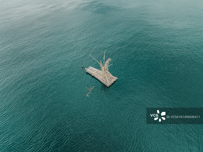 从航拍角度拍摄的印度洋上不寻常的浮动平台，印度尼西亚巴厘岛图片素材