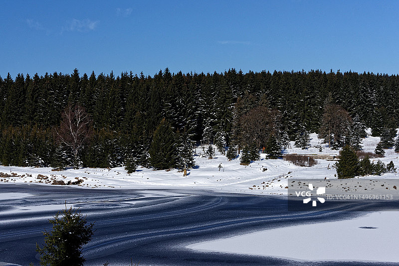 白雪覆盖的大地映衬着天空的美景图片素材