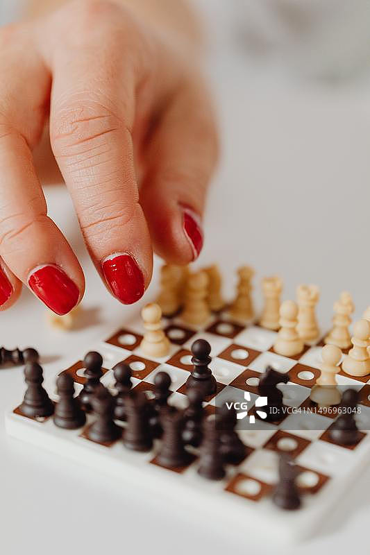 在桌子上下棋的女人剪掉的手图片素材