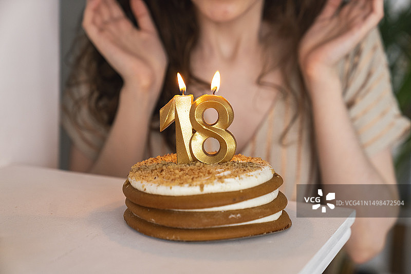 生日蛋糕和家里点燃的18号蜡烛图片素材