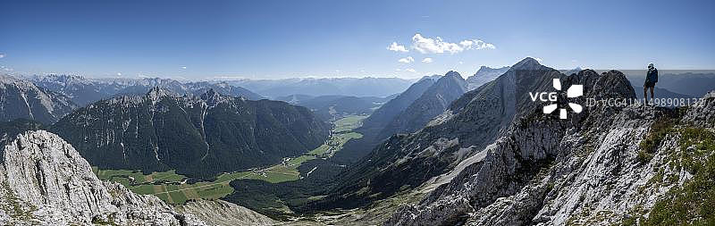 全景图，登山者在奥贝尔·韦特施泰因峰的顶峰，看到韦特施泰因峰的岩石山脊，后面的顶峰，韦特施泰因山脉，巴伐利亚阿尔卑斯山，巴伐利亚，德国图片素材