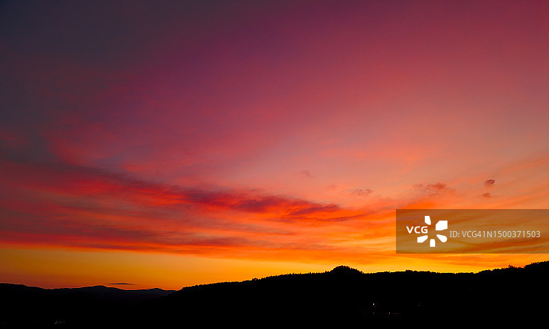 风景优美的山影映衬着橙色的天空，波黑联邦，波斯尼亚和黑塞哥维那图片素材