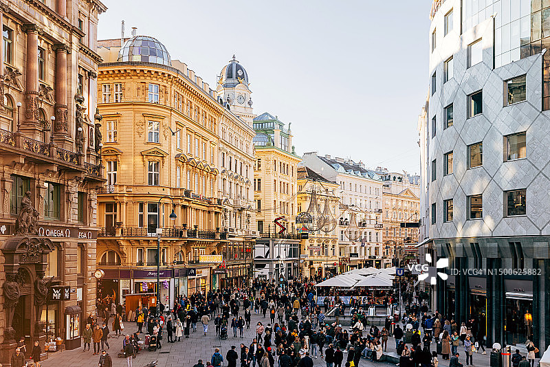 在奥地利维也纳的Stephansplatz购物的人群图片素材