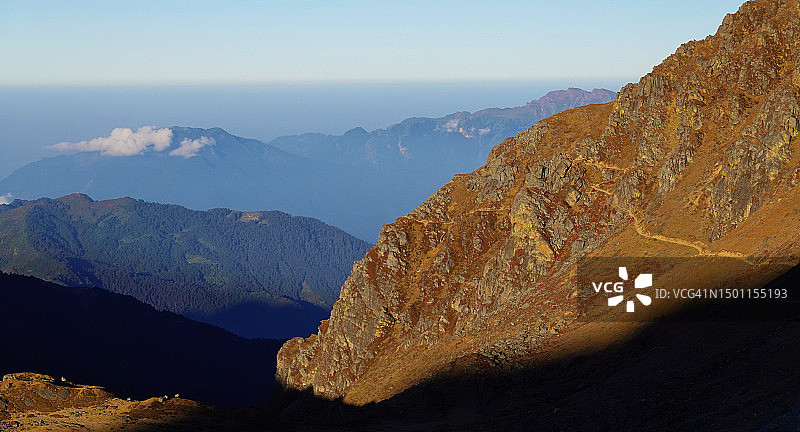尼泊尔，天空映衬下的山景图片素材