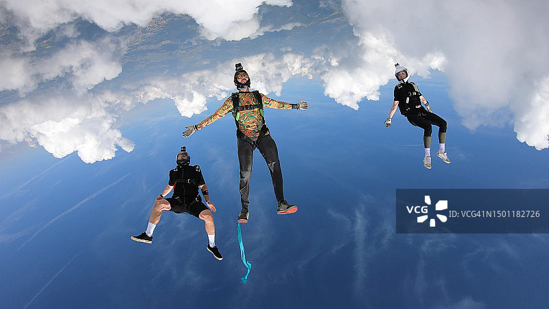 一群跳伞运动员排成队形飞翔图片素材