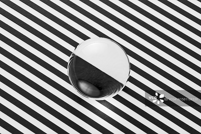 透明水晶球折射黑白对比图片素材