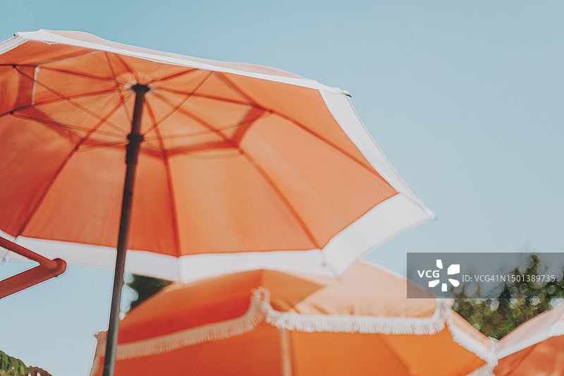 橙色的阳伞映衬着蓝天图片素材