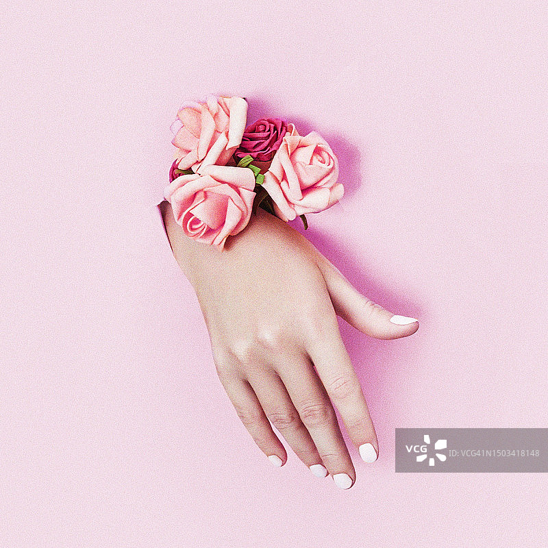 裁剪的手的妇女持有礼盒在粉红色的背景图片素材