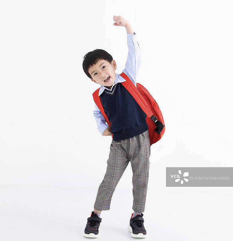 快乐的亚洲男孩背着学生背包孤立在白色图片素材