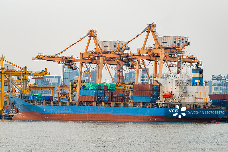 集装箱货船和货机的物流与运输，船厂吊桥工作，物流进出口和运输行业背景图片素材