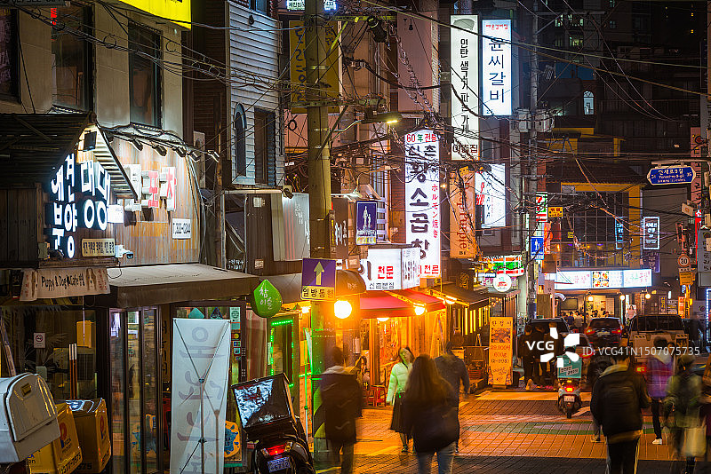 首尔的霓虹灯之夜挤满了购物街，市中心的城市景观韩国4图片素材