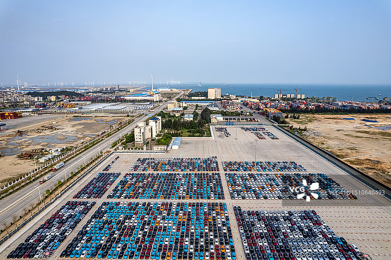 大量整齐的汽车停在国际货运港图片素材