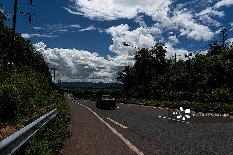 空旷的道路和蓝天上的云，美丽的泰国乡村路线图片素材