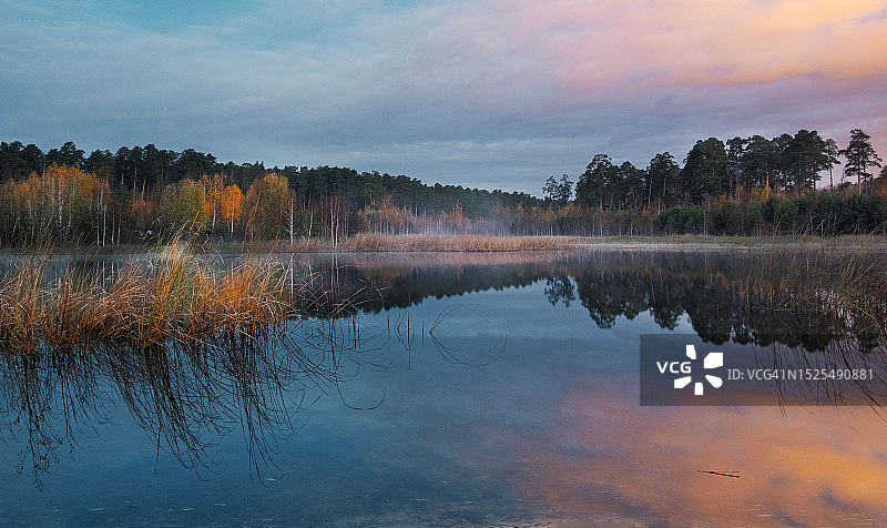 俄罗斯，日落时分，湖对着天空的美景图片素材