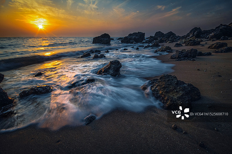 日落时分，伊朗霍尔木兹甘省，大海映衬天空的美景图片素材