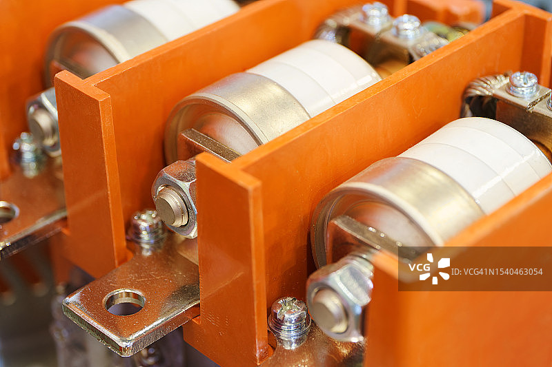电气保险丝安装在一个橙色的保护外壳内图片素材