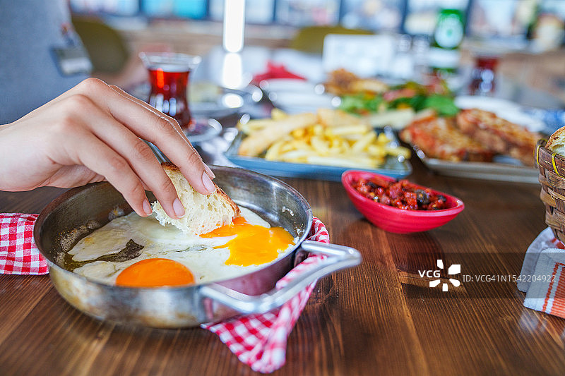 蘸面包炒鸡蛋在土耳其早餐图片素材