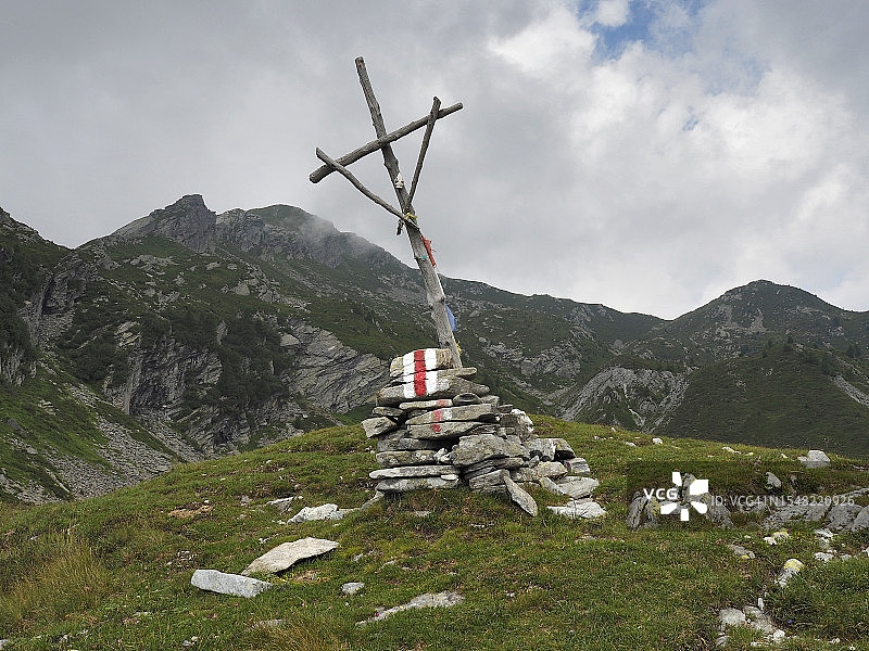 圣十字和步道标志在Passo della Cavegna, Valle di Vergeletto, Onsernone山谷图片素材