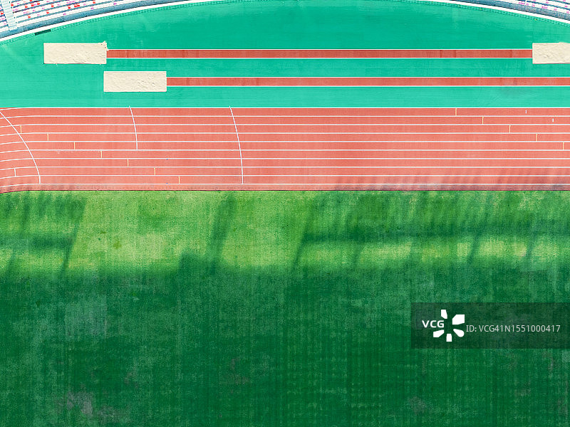 足球场和跑道的高角度视图图片素材