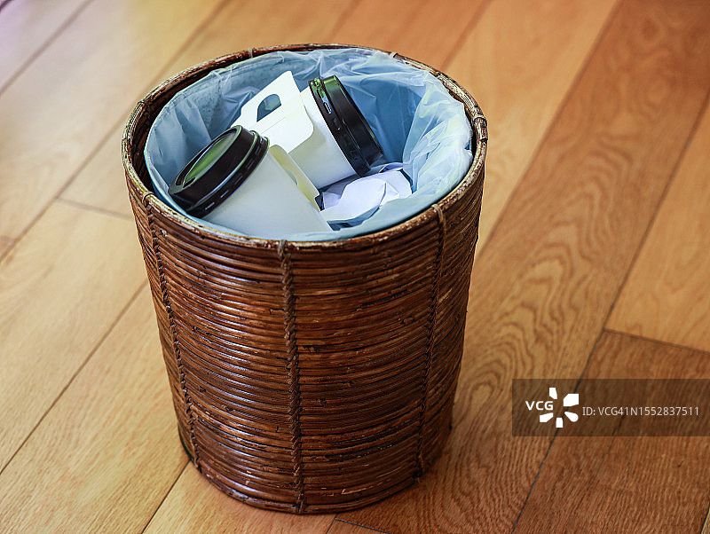 纸杯咖啡与回收站在篮子里的木制背景图片素材