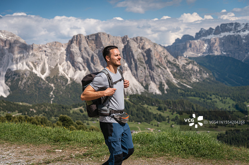 高加索徒步旅行者在徒步旅行中欣赏大自然的美丽，背景是塞塞达山脉图片素材