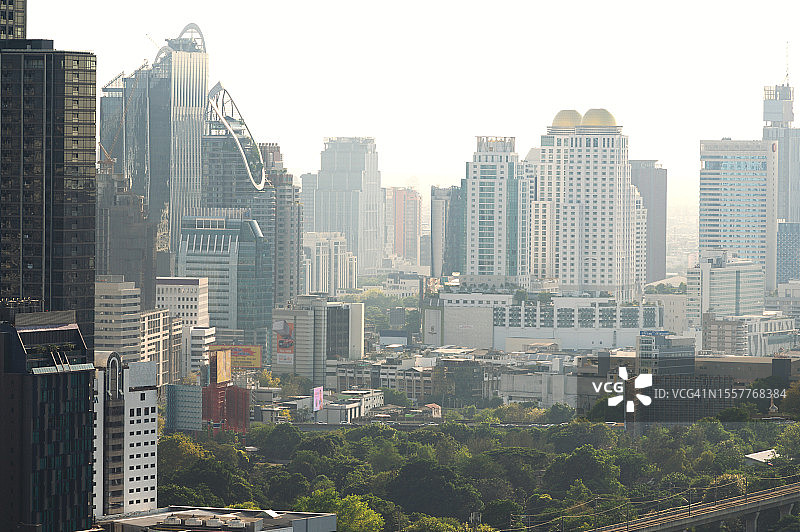 现代和豪华的住宅摩天大楼，日落时刻以上的商业首都曼谷泰国区图片素材