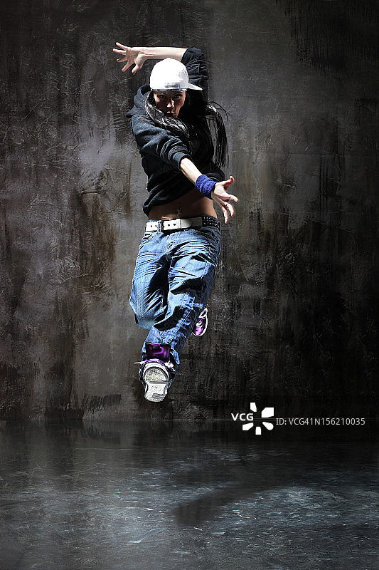 黑色背景的嘻哈舞者图片素材