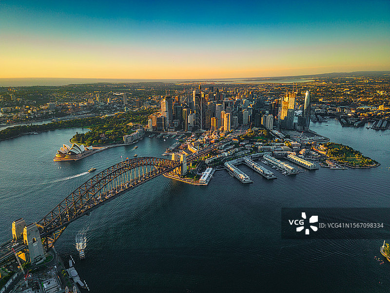 鸟瞰图:澳大利亚悉尼市区通往悉尼海港大桥的高速公路上拥挤的交通，有歌剧院，有许多游艇和环形码头图片素材