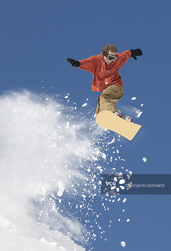 滑雪板跳图片素材