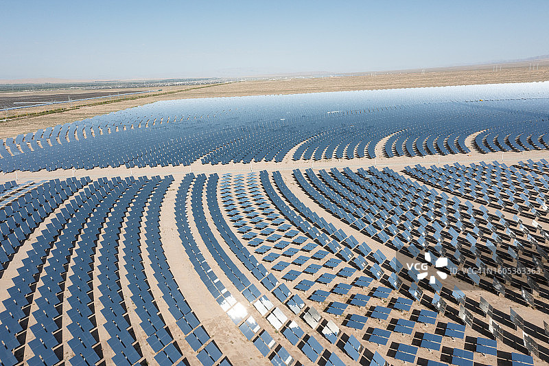 沙漠中的太阳能热电厂图片素材